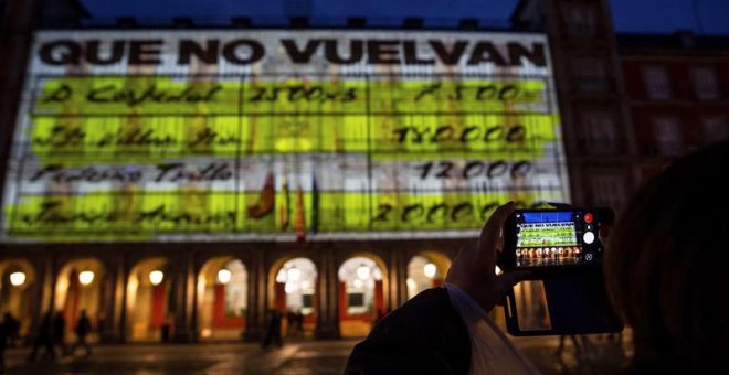 La fachada de la Casa de la Panadería de la Plaza Mayor de Madrid se ha iluminado esta noche con imágenes de gran formato de los conocidos como "papeles de Bárcenas", donde aparecen los nombres de "M. Rajoy" o "R. Rato", y otra con Pedro Sánchez y Albert