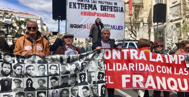 Diferentes colectivos sociales han protestado contra el auge de la extrema derecha en las inmediaciones del Congreso - A.R