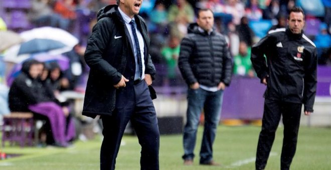 El entrenador del Sevilla Joaquín Caparrós durante el partido entre el Valladolid y el Sevilla. (R. GARCÍA | EFE)