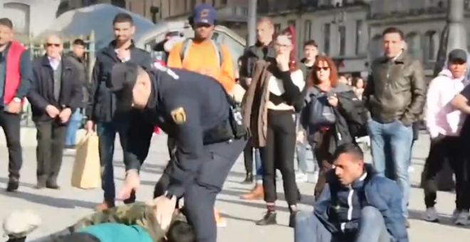 Un agente antidisturbios golpea a uno de los implicados en una pelea en la Puerta del Sol (Madrid). / TWITTER