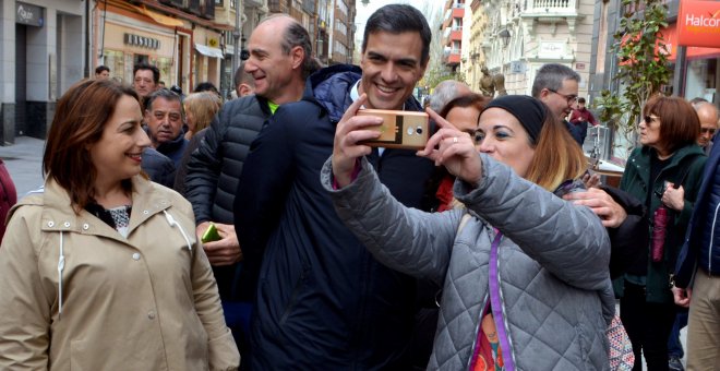 El secretario general del PSOE y presidente del Gobierno, Pedro Sánchez, se fotografía con simpatizantes durante el recorrido efectuado por las calles de Palencia antes de un acto de precampaña. EFE/A. Alvarez