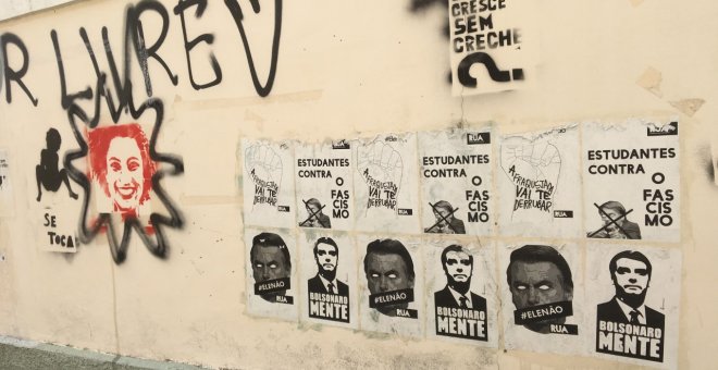 Carteles contra el presidente Bolsonaro en el Campus de Praia Vermelha de la Universidad Federal de Río de Janeiro (UFRJ). | Víctor David López