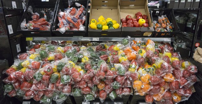 Pimientos envueltos en plástico en un supermercado de Gran Bretaña. AFP/Justin Tallis