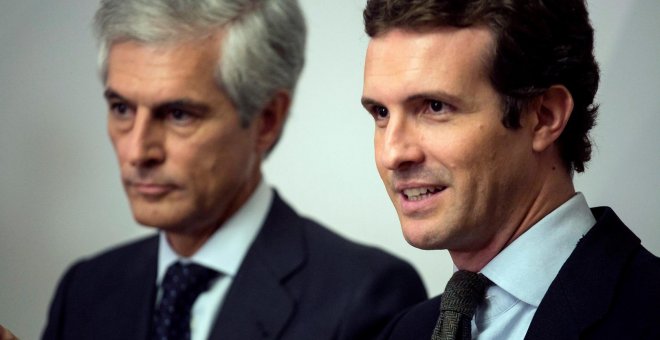 El presidente del PP, Pablo Casado (d), junto a su número dos al Congreso por Madrid, Adolfo Suárez Illana (i). EFE