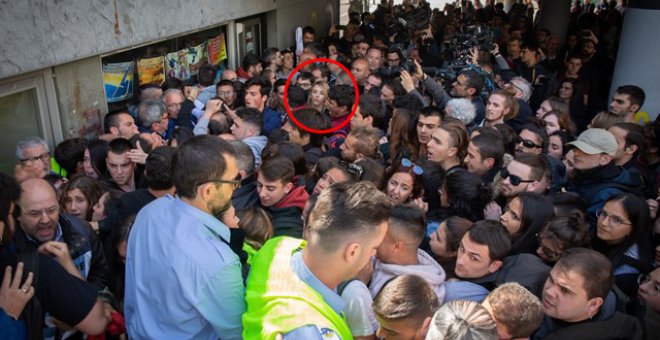 Cayetana Álvarez de Toledo, al fondo, en la imagen, durante la protesta en la Universidad Autónoma de Barcelona. - EUROPA PRESS