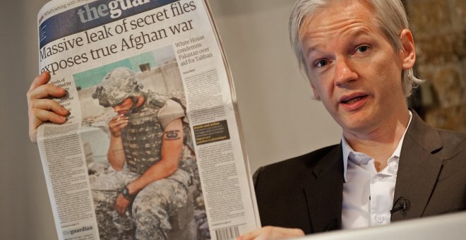 El fundador de Wikileaks, Julian Assange, con una edición de 'The Guardian' tras la filtración de los cables confidenciales de EEUU sobre la diplomacia estadounidense, Guantánamo, las guerras de Irak y Afganistán. Fotografía de julio de 2010. - LEON NEAL