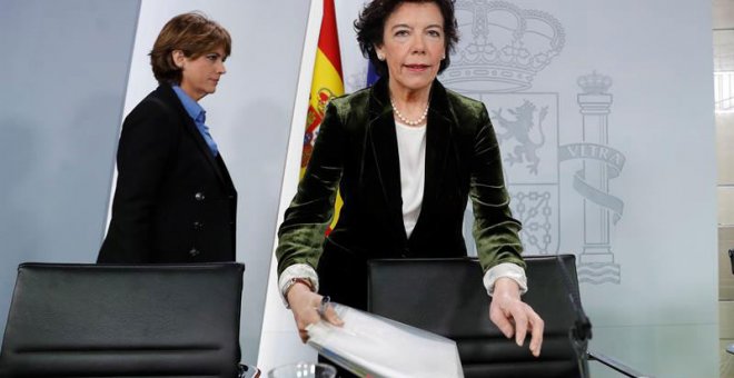 La ministra Portavoz, de Educación y Formación Profesional, Isabel Celaá y detrás la ministra de Justicia, Dolores Delgado, en Moncloa en la tradicional rueda de prensa de los viernes. (JUAN CARLOS HIDALGO | EFE)