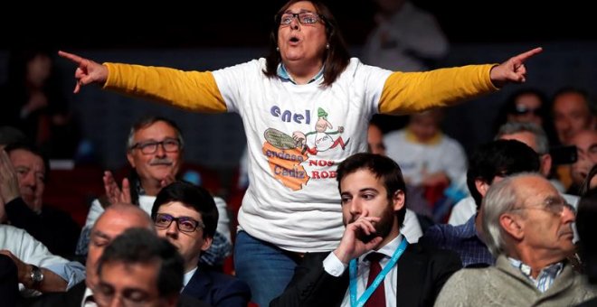 Una activista contra la pobreza energética protesta durante la intervención del consejero delegado de Endesa, José Bogas, en la junta de accionistas de la compañía celebrada hoy. EFE/Chema Moya.