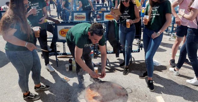 Varios jóvenes participan en el festival de las Paellas Universitarias de València, una fiesta que este año se celebra en el Multiespai de la pedanía de La Punta que ha vendido para esta edición 25.000 entradas. /EFE