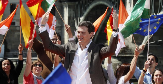 13/04/2019.- El candidato a la presidencia del Gobierno por Ciudadanos, Albert Rivera, durante el acto de campaña de las elecciones generales en el muelle de la Sal de Sevilla.- EFE/José Manuel Vidal