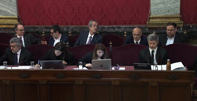 Los acusados Oriol Junqueras , Raül Romeva, Joaquim Forn, Jordi Sánchez, Jordi Turull, detras de los abogados Andreu Van den Eynde y Jordi Pina, durante la décima semana del juicio del procés con la declaración como testigo del número dos del operativo de