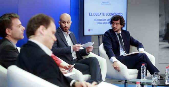 Los responsables económicos, del PP, Daniel Lacalle (2i); del PSOE, Daniel Fuentes (i); de Unidas Podemos, Nacho Álvarez (2d), y de Ciudadanos, Toni Roldán (d), durante el debate sobre asuntos económicos celebrado en la sede de la Agencia EFE. (Ángel Díaz