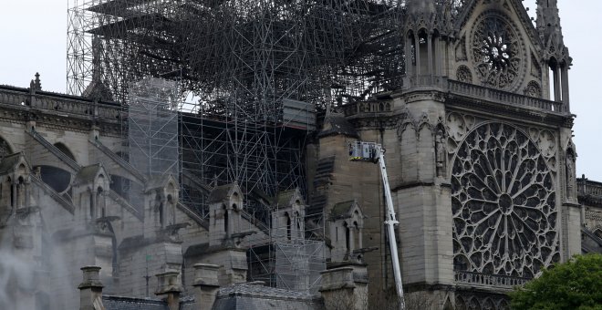 Bomberos trabajan en la catedral de Notre Dame. - REUTERS