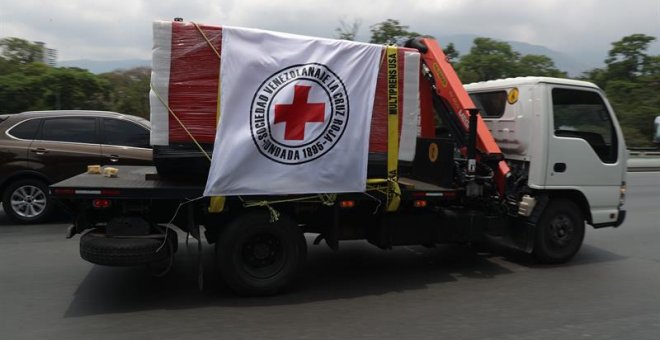 Fotografía de un vehículo de la Cruz Roja que hace parte de una caravana que transporta ayuda humanitaria. EFE