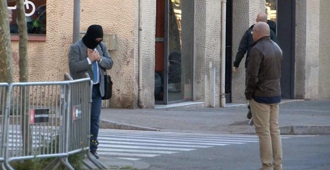 El pederasta confeso de los Maristas de Sants, Joaquín Benítez, con el rostro cubierto por un pasamontañas, pide disculpas al padre de una de las víctimas a su llegada a la Audiencia de Barcelona. (Ell / EFE)