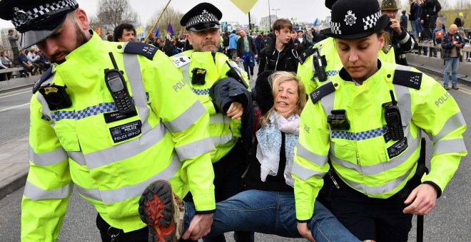 16/04/2019 - Los agentes se llevan a un activista por el bloqueo del puente de Waterloo en el segundo día de protestas | AFP/ Daniel Leal-Olivas