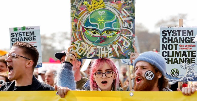 15/04/2019 - Los activistas del grupo de Extinción Rebelión organizan una manifestación en Parliament Square Londres el 15 de abril de 2019 | AFP/ Tolga Akmen