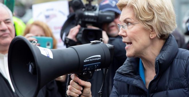 La candidata demócrata a la presidencia estadounidense Elizabeth Warren (d) participa en un acto de campaña en Somerville, Massachusetts (Estados Unidos), este viernes. EFE/ Cj Gunther