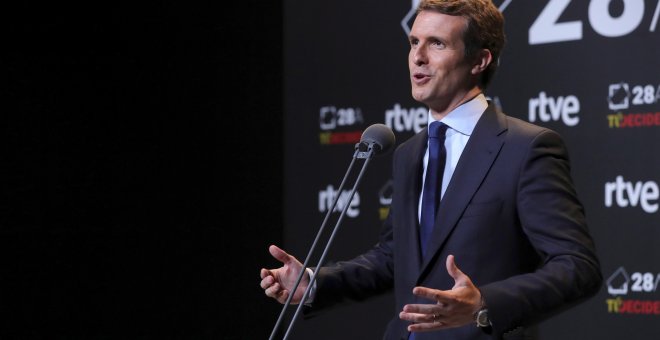 El candidato a la presidencia del Gobierno por el Partido Popular, Pablo Casado, atiende a los medios de comunicación a la finalización del debate celebrado en el Estudio 1 de Prado del Rey, en Madrid. EFE/JuanJo Martín.