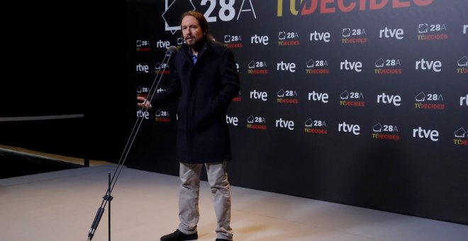 El candidato a la presidencia del Gobierno por Unidas Podemos, Pablo Iglesias, atiende a los medios de comunicación a la finalización del debate celebrado en el Estudio 1 de Prado del Rey, en Madrid. EFE/JuanJo Martín.