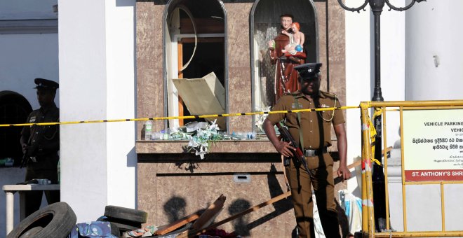 22/04/2019 - Oficiales de policía custodian el Santuario de San Antonio en Colombo, después de los atentados en Sri Lanka | REUTERS/ Athit Perawongmetha