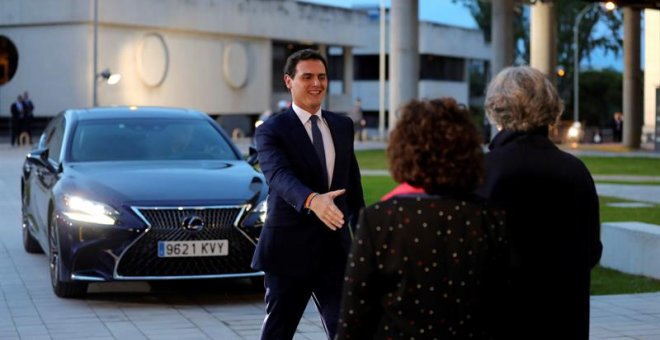 El candidato de Ciudadanos, Albert Rivera (i), es recibido por la administradora única provisional de RTVE