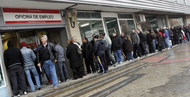 Imagen de archivo de parados haciendo cola frente a una oficina de empleo | EFE