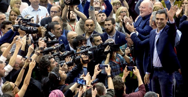 El presidente del Gobierno Pedro Sánchez saluda a su llegada al mitin central de los socialistas catalanes en Barcelona. EFE/ Quique García