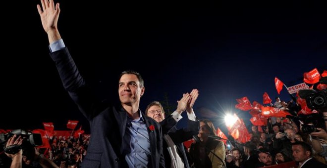 26/04/2019.- El presidente del Gobierno, Pedro Sánchez (i), y el president de la Generalitat Valenciana, Ximo Puig (c), protagonizan en el Parque Central de Valencia el cierre de la campaña del PSOE para las elecciones generales y las autonómicas valenci