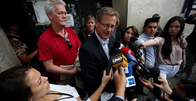 El cónsul honorífico de Suecia en Quito, Ola Ernberg (c), junto al padre del experto informático Ola Bini, Dag Gustafsson (2i), habla a los medios durante la visita a Ola Bini, en un centro de reclusión este martes, en Quito (Ecuador). El Gobierno de Sue