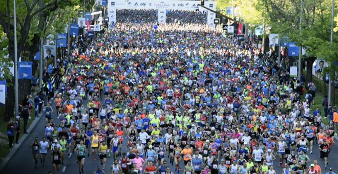 Vista general de la salida de la Maratón de Madrid en el Paseo de la Castellana de la capital, que se ha transformado este sábado en una gran pista de atletismo. Un total de 35.000 corredores se enfrentan a las tres modalidades de la prueba. EFE/Víctor Le