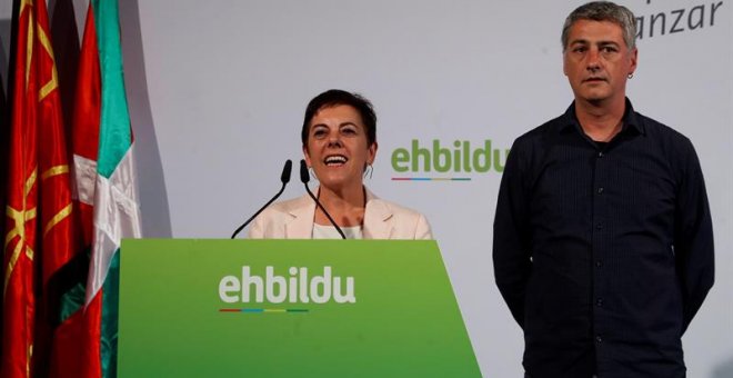 Los dirigentes de la coalición EH Bildu, Mertxe Aizpurua y Oscar Matute han hecho una primera valoración este domingo en San Sebastián de los resultados de las elecciones generales. EFE/Javier Etxezarreta