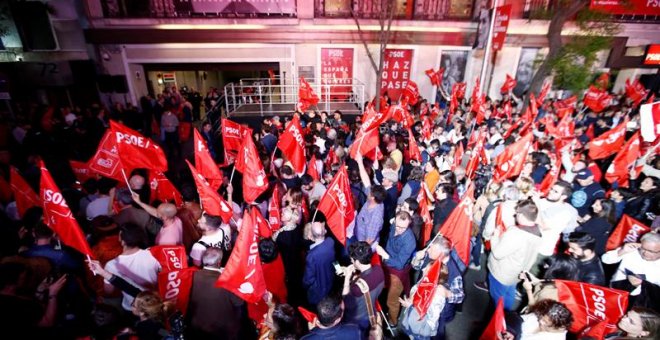 Vista del exterior de la sede del PSOE en Madrid, donde se celebran los resultados electorales de este domingo. Con el 90% escrutad, el PSOE gana las elecciones y podría gobernar sin los partidos nacionalistas. EFE/Javier López