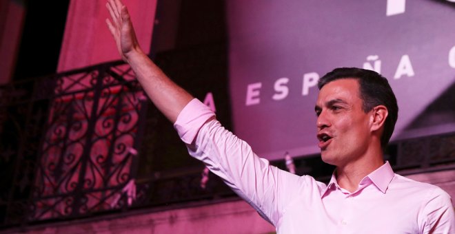 El líder del PSOE y presidente del Gobierno, Pedro Sanchez, celebra los resultados de las elecciones con los militantes socialistas en la calle, junto a la sede de Ferraz.. REUTERS/Sergio Perez