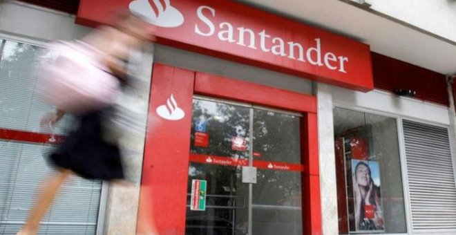 Imagen de una sucursal de Banco Santander, que explorará un ERE tras la integración de Banco Popular / EFE