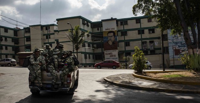 Un grupo de voluntarios de la Milicia Bolivariana recorre e barrio 23 de Enero de Caracas.- JAIRO VARGAS