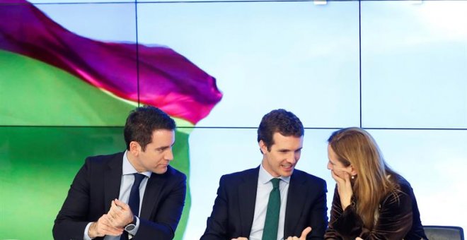 El secretario general del PP, Teodoro García-Egea (i) , junto al presidente del PP, Pablo Casado (c), y la vicesecretaria general de comunicación del PP, Marta González (d), durante la reunión del Comité Ejecutivo Nacional del PP. EFE/Emilio Naranjo