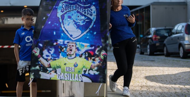 01/05/2019 - Seguidores del Oporto a las puertas del hospital CUF Porto, donde se encuentra ingresado Iker Casillas tras sufrir un infarto agudo de miocardio durante un entrenamiento. / EFE - Rui Farinha