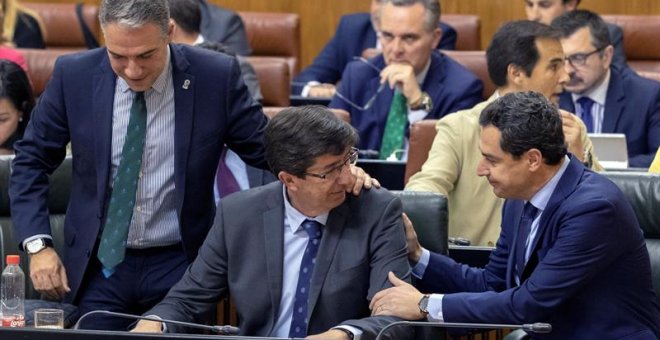 02/05/2019.- El presidente andaluz Juanma Moreno (d), el vicepresidente Juan Marín (c), y el consejero de Presidencia Elías Bendodo (i), se felicitan tras la aprobación en el pleno del Parlamento de Andalucía para reformar el Estatuto de Autonomía. / EFE