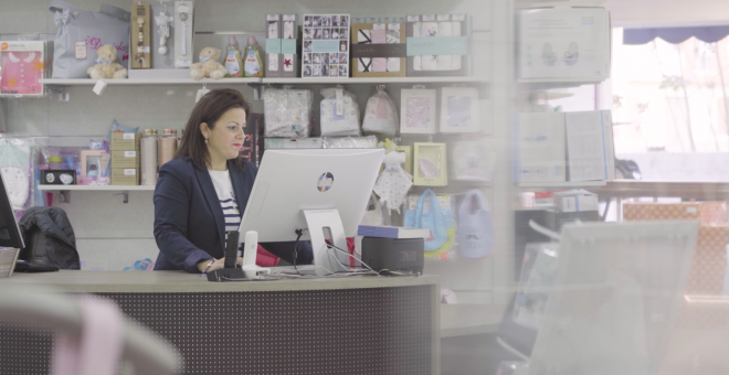 Rocío García, trabajando en la tienda comarcal Romacho.