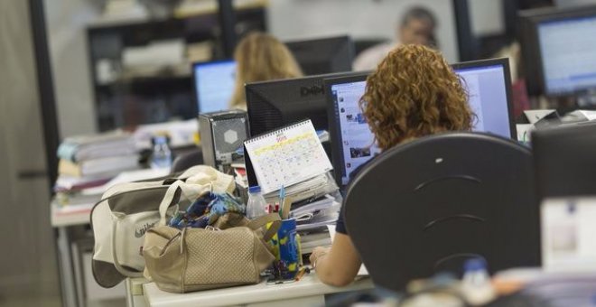 Una mujer trabajando en una oficina. EFE/Archivo.