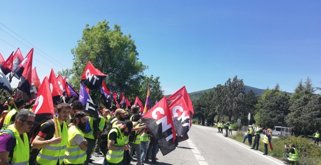 Militantes de CNT en la concentración en Cuelgamuros.