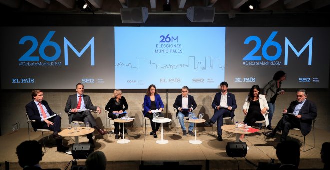 06/05/2019.- Los candidatos a la alcaldía de Madrid, José Luis Martínez-Almeida (i), Javier Ortega Smith (2i), Manuela Carmen (3d), Carlos Sánchez Mato (3d), Begoña Villacís (2d) y Pepu Hernández (d), con los periodistas Javier Casal (4d) y Lucía González