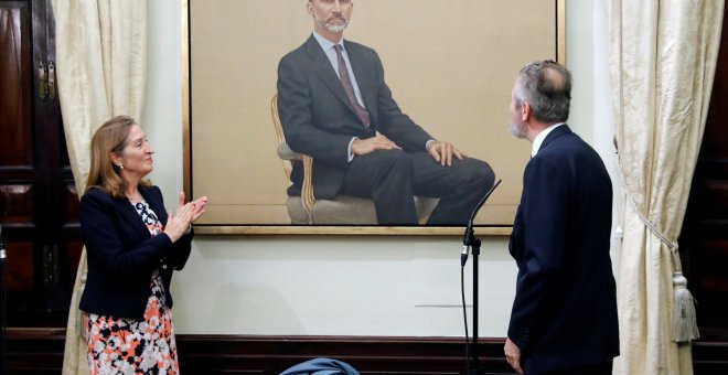 6/05/2019.- La presidenta del Congreso de los Diputados, Ana Pastor, durante la presentación este lunes el nuevo retrato de Felipe VI, realizado por el pintor Hernán Cortés (d), que sustituirá al de rey Juan Carlos presente desde 1976 en el Salón de Minis