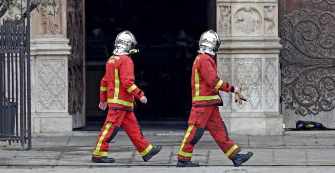 Todos los bomberos de París fueron considerados héroes tras apagar el incendio de Notre Dame. / REUTERS