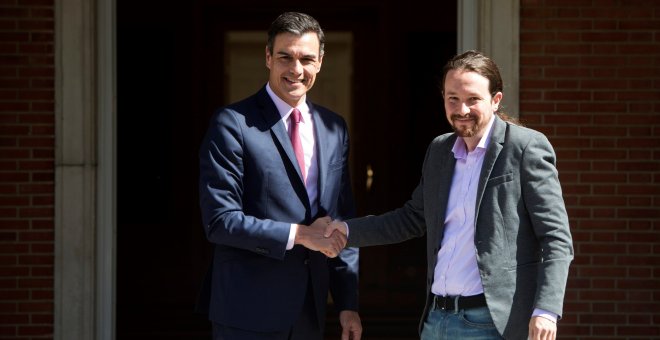 GRAF5470. MADRID, 07/05/2019.- El presidente del Gobierno en funciones, Pedro Sánchez (i), recibe al líder de Podemos Pablo Iglesias, esta tarde en el Palacio de la Moncloa, dentro de su ronda de contactos con los principales líderes políticos de cara a l