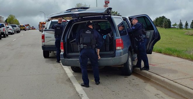 Unos policías de Colorado se preparan para intervenir en el Instituto de Highlands Ranch. (STEFFAN TUBBS | REUTERS)