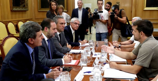 El ministro de Fomento, José Luis Ábalos, en una reunión con las víctimas del Alvia, en septiembre pasado. EFE/Kiko Huesca