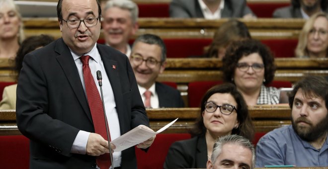 08/05/2019.- El líder del PSC, Miquel Iceta, durante el pleno del Parlament en la que el Govern sometieron a una nueva sesión de control, a dos días del inicio de campaña para las elecciones municipales y europeas del 26 de mayo. / EFE - ANDREU DALMAU