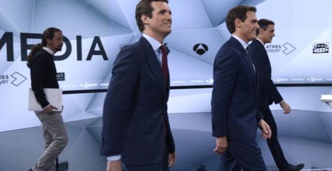 El presidente del PP, Pablo Casado, y el presidente de Ciudadanos, Albert Rivera, durante el debate informativo en A3media.